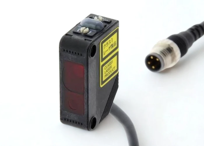 Omron E3Z-LL81 photoelectric sensor long range detection capability